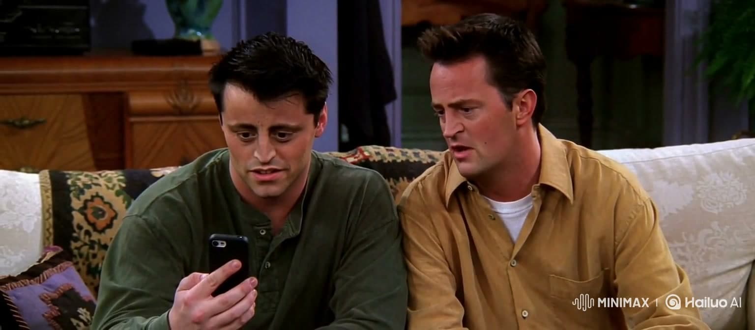 ג׳ואי מחזיק תמונה לצד צ׳נדלר בסצנה בהשראת Friends.